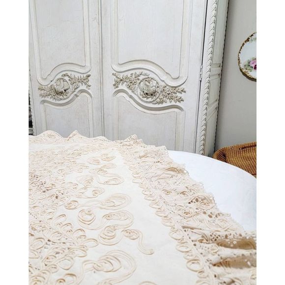 Battenberg on heavy cotton lace throw triangle shawl bed cover - Picture 4 of 10